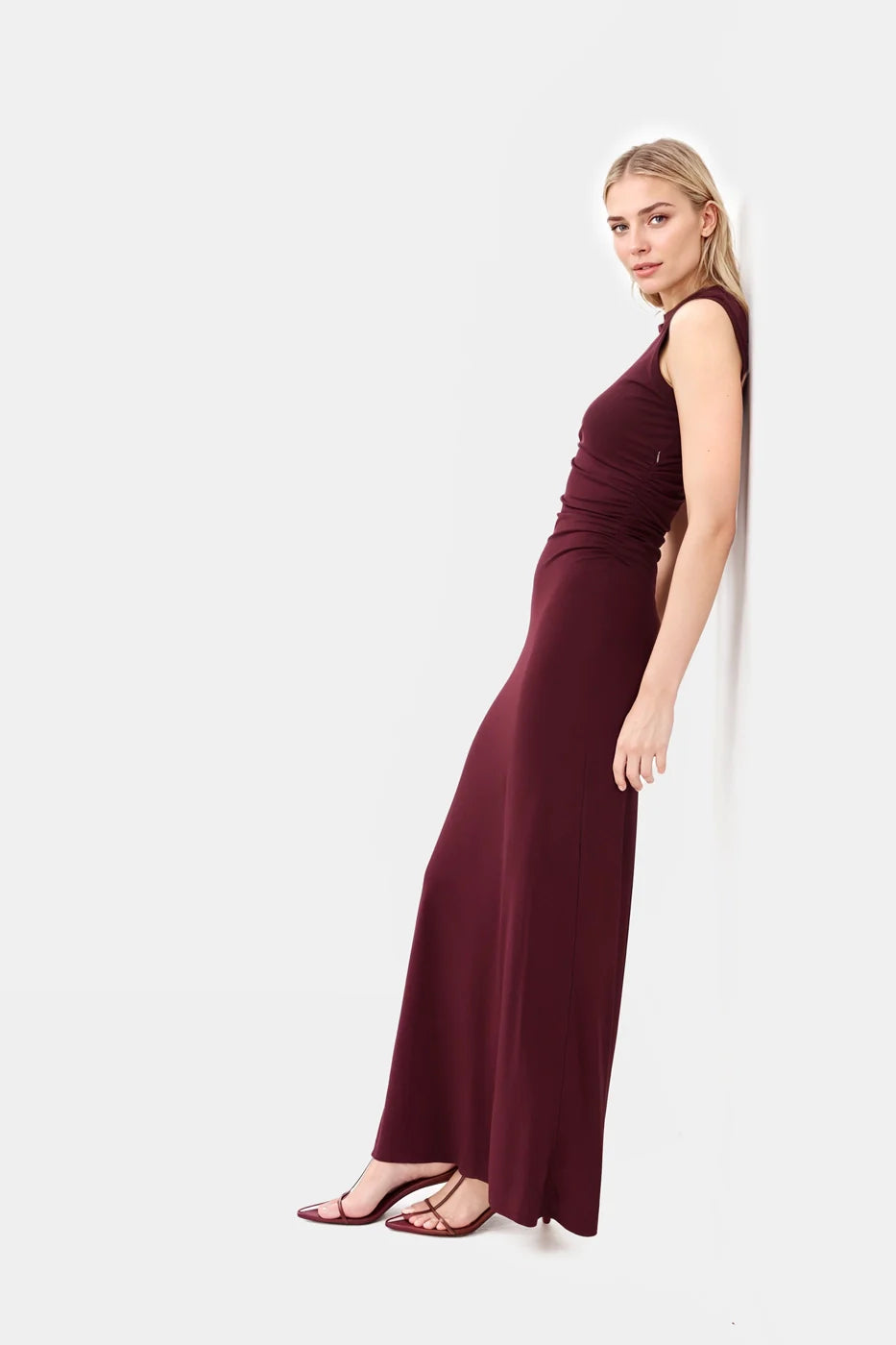 Elegant burgundy dress in soft jersey fabric, perfect for evening events.