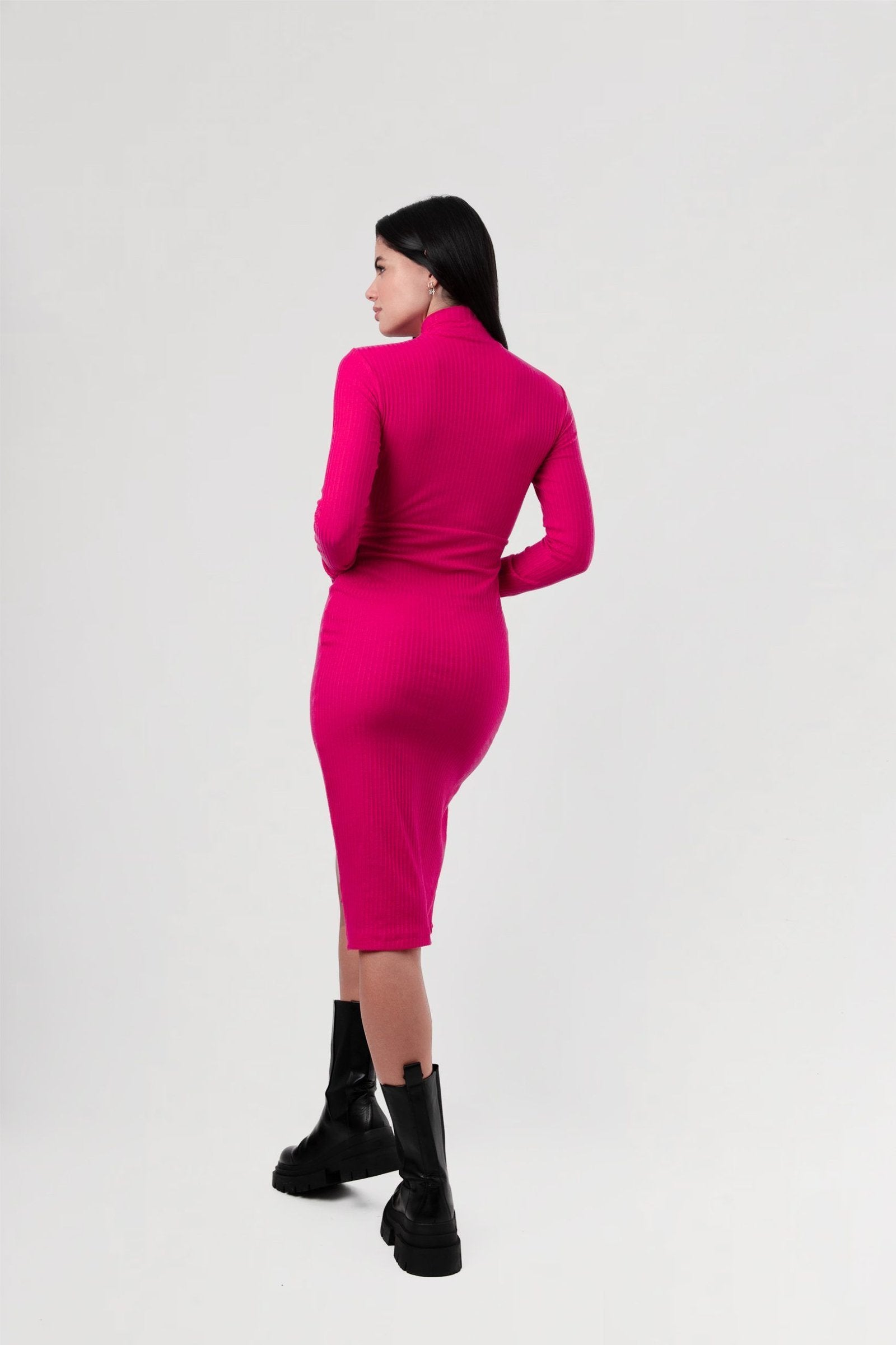 Fitted ribbed dress in fuchsia for any occasion.