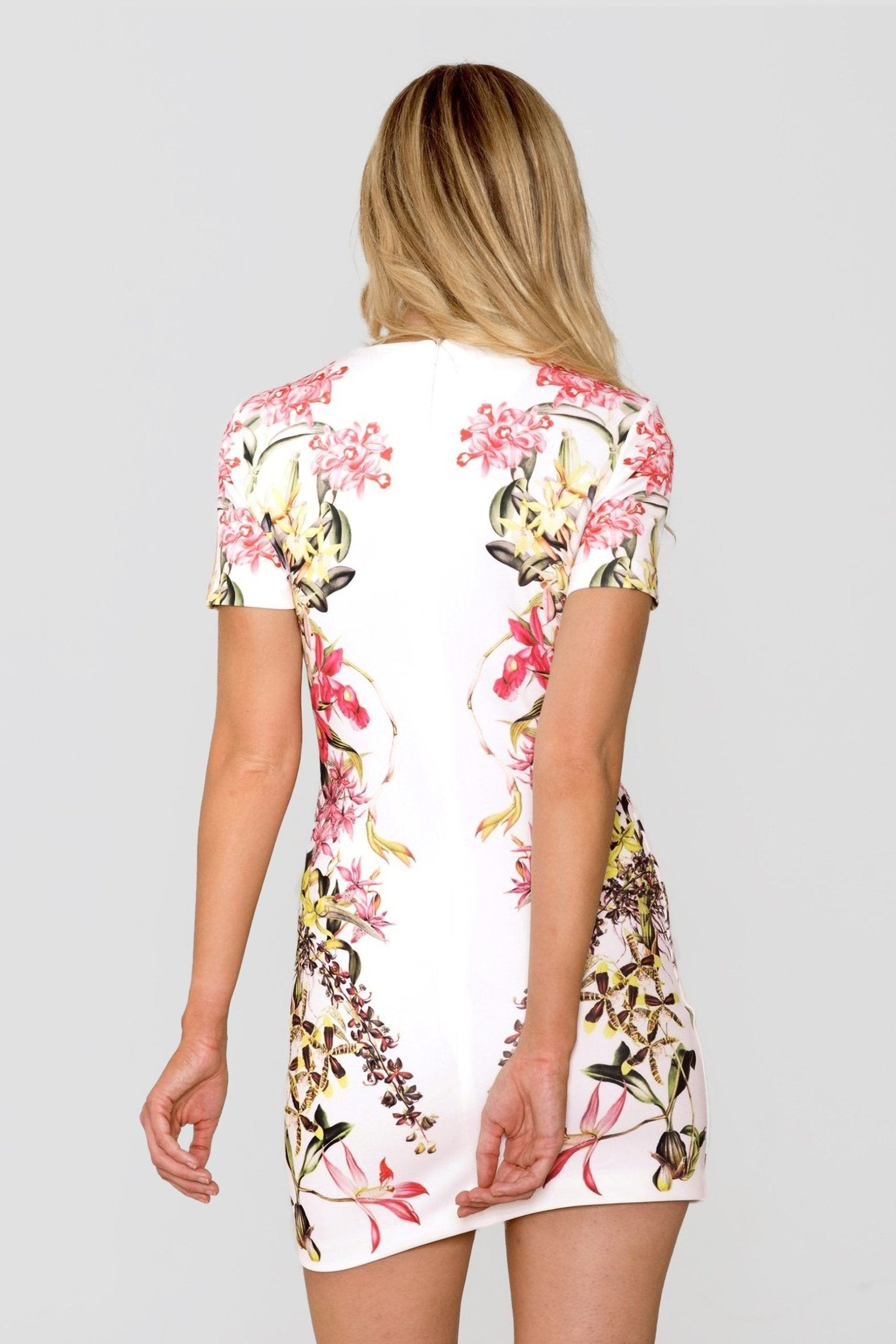 Fitted dress with long sleeves and floral pattern.