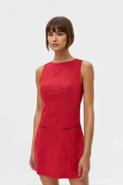 fitted combinated with halter neckline and sleeveless.